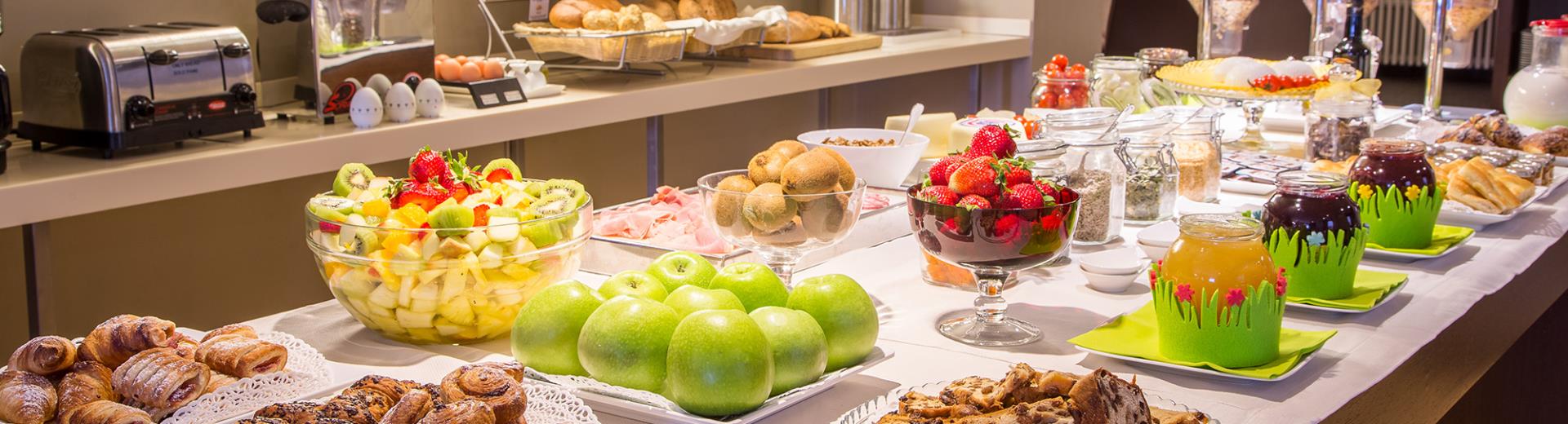 El rico desayuno buffet en el Hotel Metropoli en Génova