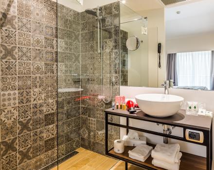 Badezimmer mit Dusche im Superior Zimmer - Best Western Hotel Metropoli