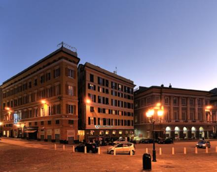 La plaza, rica en historia, en la que el hotel se coloca