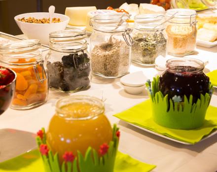 Frische und leckere Marmeladen im Frühstücksraum des Hotel Metropoli Genua