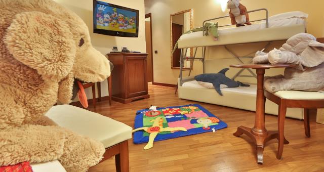 Family room suitable for families with children at the Hotel Metropoli in Genoa