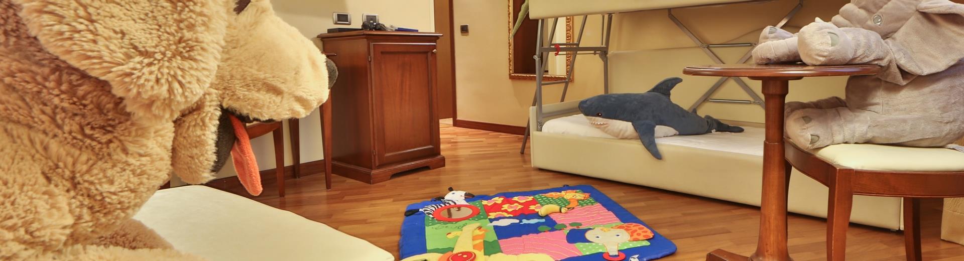 Family room suitable for families with children at the Hotel Metropoli in Genoa