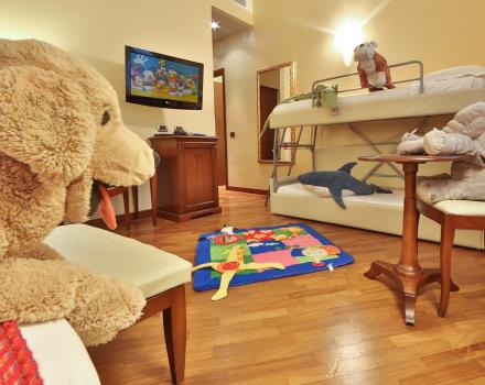 Family room suitable for families with children at the Hotel Metropoli in Genoa