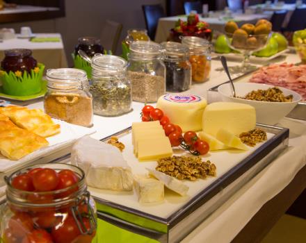 Dulces y salados artículos en el desayuno bufé en el Best Western Hotel Metropoli